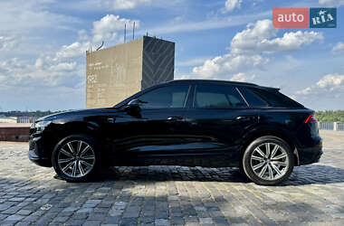 Внедорожник / Кроссовер Audi Q8 2021 в 