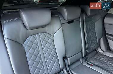 Позашляховик / Кросовер Audi Q8 2024 в 