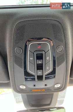 Внедорожник / Кроссовер Audi Q8 2021 в 