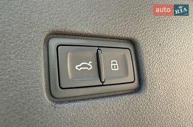 Позашляховик / Кросовер Audi Q8 2022 в 