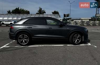 Позашляховик / Кросовер Audi Q8 2021 в 