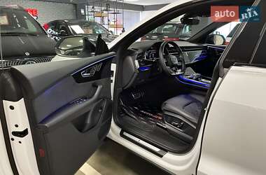 Позашляховик / Кросовер Audi Q8 2024 в 