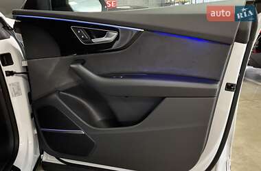 Позашляховик / Кросовер Audi Q8 2024 в 