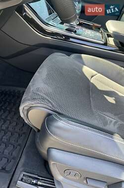 Внедорожник / Кроссовер Audi Q8 2022 в 