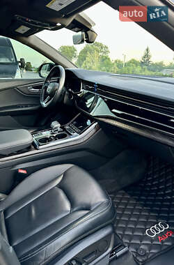 Внедорожник / Кроссовер Audi Q8 2021 в 