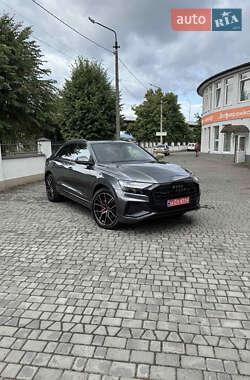 Позашляховик / Кросовер Audi Q8 2023 в 