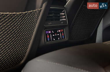 Внедорожник / Кроссовер Audi Q8 2022 в 