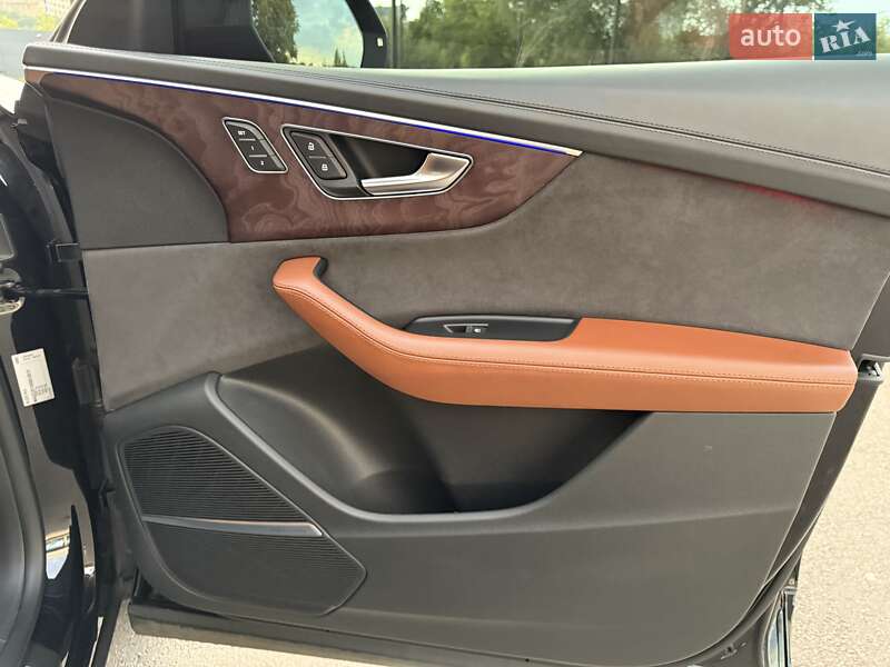 Позашляховик / Кросовер Audi Q8 2018 в Дніпрі