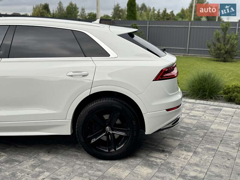Позашляховик / Кросовер Audi Q8 2018 в 