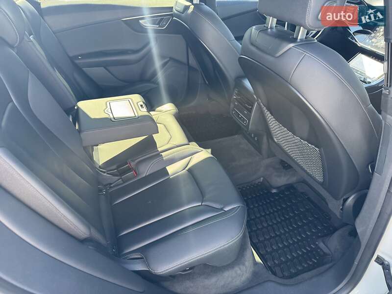 Позашляховик / Кросовер Audi Q8 2018 в Луцьку