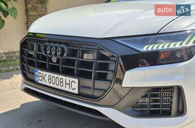 Позашляховик / Кросовер Audi Q8 2021 в 