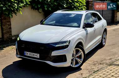 Позашляховик / Кросовер Audi Q8 2021 в 