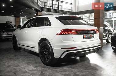 Внедорожник / Кроссовер Audi Q8 2021 в 