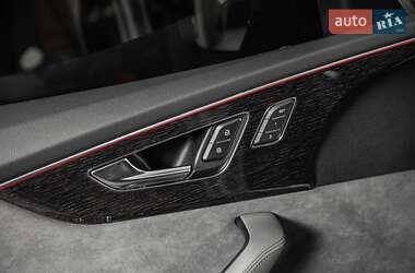 Внедорожник / Кроссовер Audi Q8 2021 в 