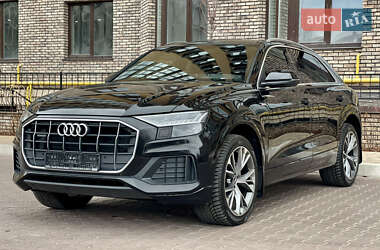 Внедорожник / Кроссовер Audi Q8 2021 в 