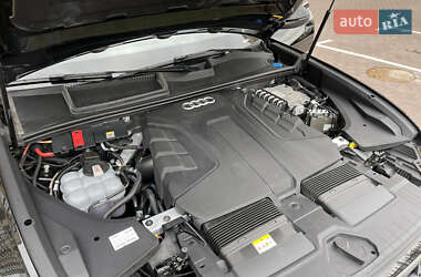 Внедорожник / Кроссовер Audi Q8 2021 в 
