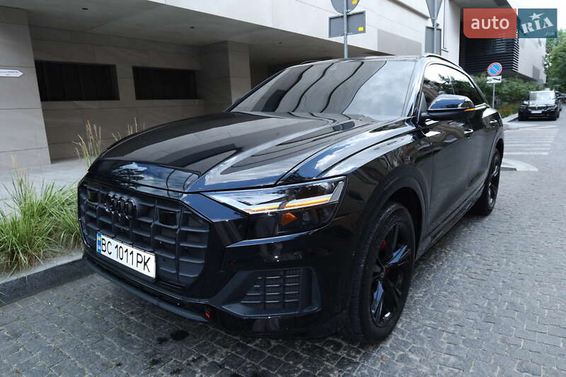 Внедорожник / Кроссовер Audi Q8 2022 в 