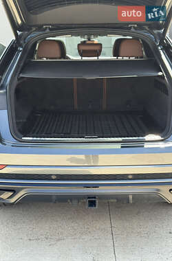 Внедорожник / Кроссовер Audi Q8 2023 в 