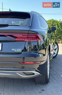 Внедорожник / Кроссовер Audi Q8 2021 в 
