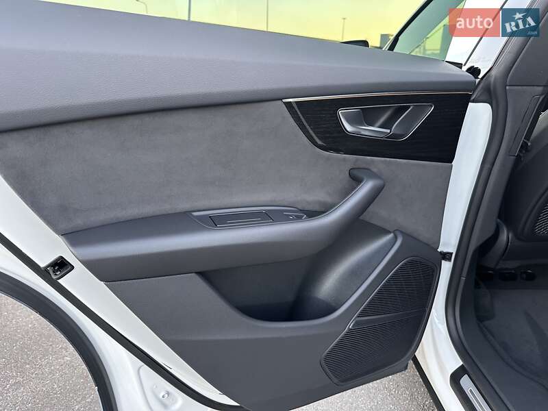 Внедорожник / Кроссовер Audi Q8 2023 в Киеве
