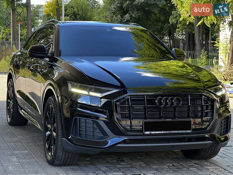Внедорожник / Кроссовер Audi Q8 2021 в 