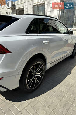 Позашляховик / Кросовер Audi Q8 2020 в 