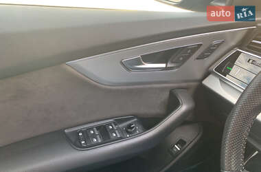 Внедорожник / Кроссовер Audi Q8 2018 в 