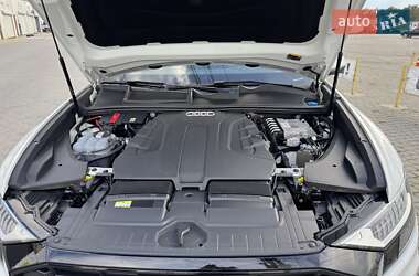 Внедорожник / Кроссовер Audi Q8 2021 в 