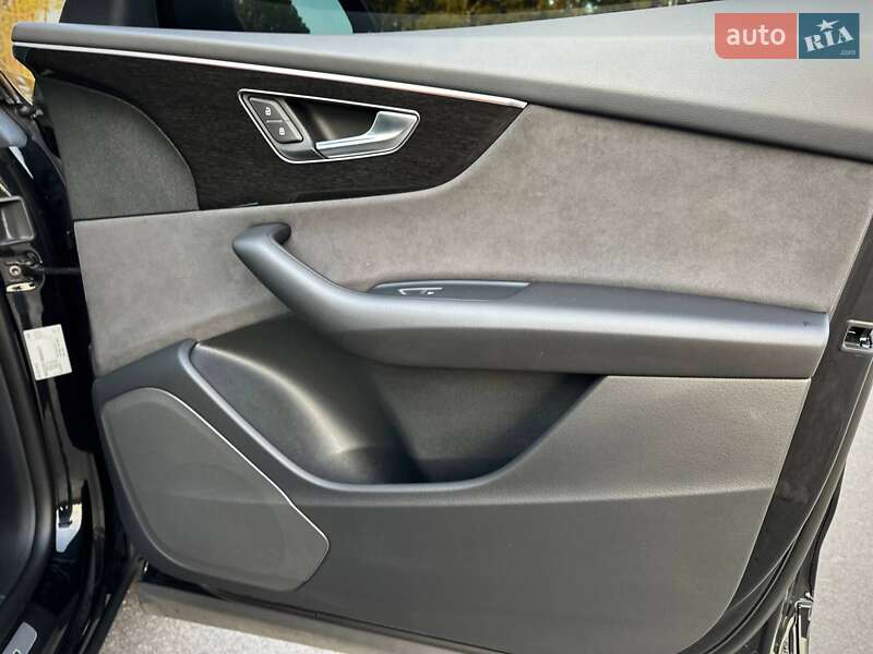 Внедорожник / Кроссовер Audi Q8 2023 в Киеве