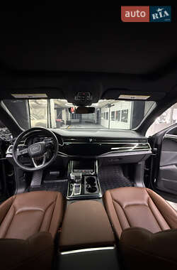 Позашляховик / Кросовер Audi Q8 2023 в 