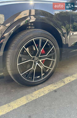 Позашляховик / Кросовер Audi Q8 2023 в 