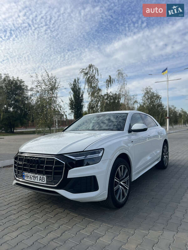 Внедорожник / Кроссовер Audi Q8 2021 в 