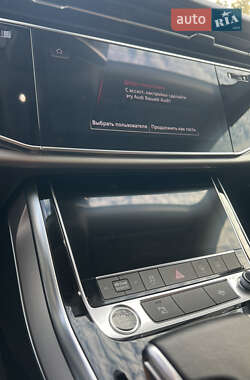 Внедорожник / Кроссовер Audi Q8 2021 в 