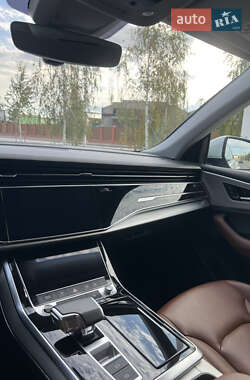 Внедорожник / Кроссовер Audi Q8 2021 в 