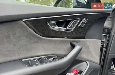 Внедорожник / Кроссовер Audi Q8 2021 в 