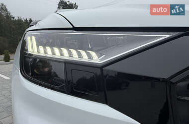 Позашляховик / Кросовер Audi Q8 2022 в 