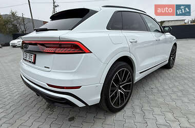 Позашляховик / Кросовер Audi Q8 2022 в 