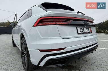 Позашляховик / Кросовер Audi Q8 2022 в 