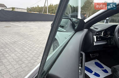 Позашляховик / Кросовер Audi Q8 2022 в 