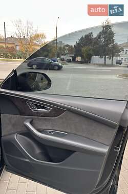 Внедорожник / Кроссовер Audi Q8 2021 в 