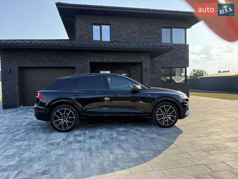 Позашляховик / Кросовер Audi Q8 2018 в Луцьку