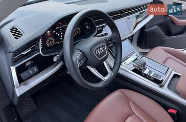 Позашляховик / Кросовер Audi Q8 2023 в 