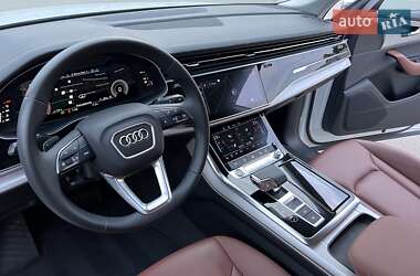 Позашляховик / Кросовер Audi Q8 2023 в 