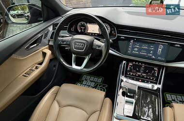 Позашляховик / Кросовер Audi Q8 2021 в 