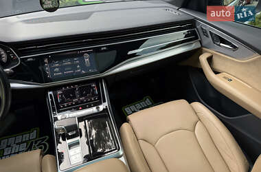 Позашляховик / Кросовер Audi Q8 2021 в 