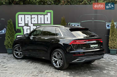 Позашляховик / Кросовер Audi Q8 2021 в 