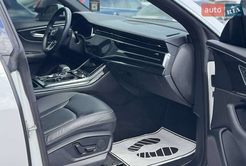 Внедорожник / Кроссовер Audi Q8 2018 в Авангарде