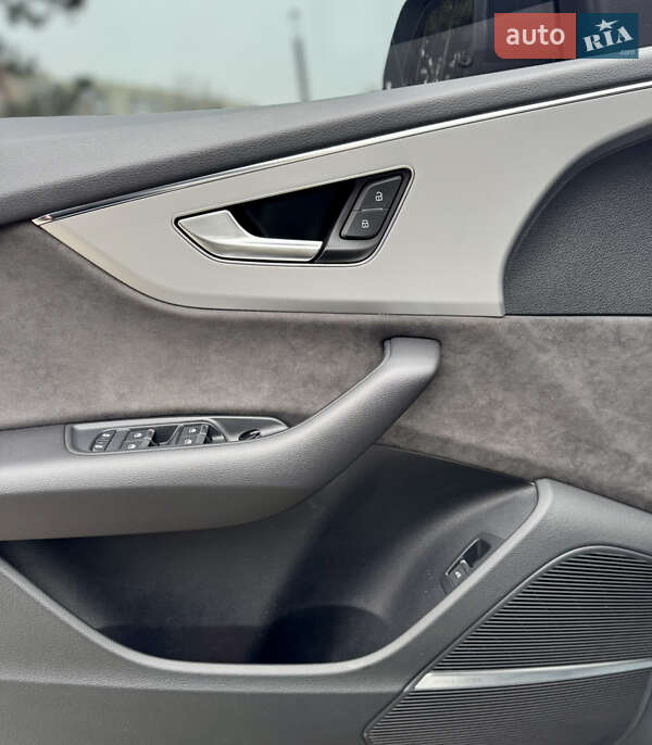 Позашляховик / Кросовер Audi Q8 2023 в Дніпрі