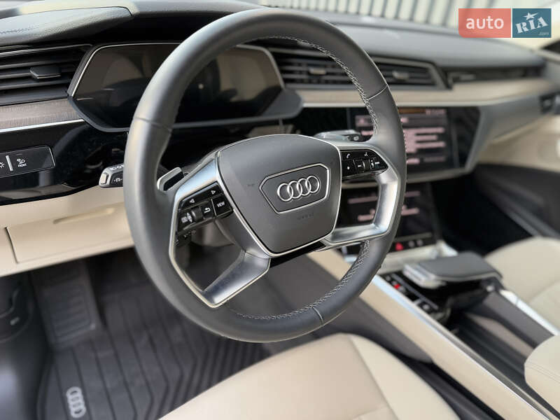 Внедорожник / Кроссовер Audi Q8 2023 в Киеве