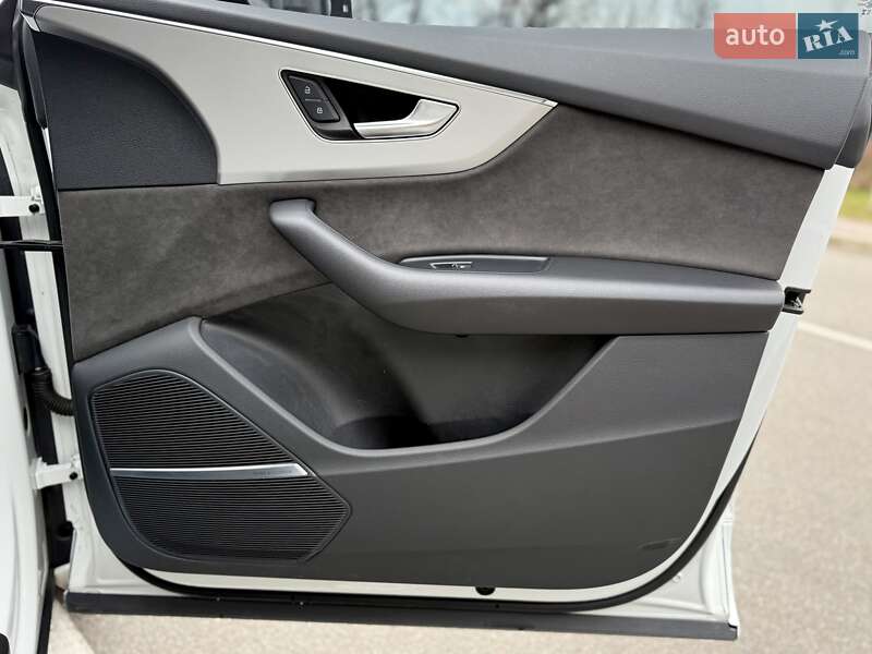 Позашляховик / Кросовер Audi Q8 2023 в Києві